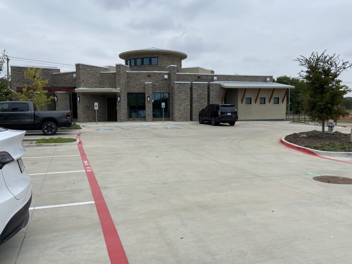 A large building with cars parked in front of it.